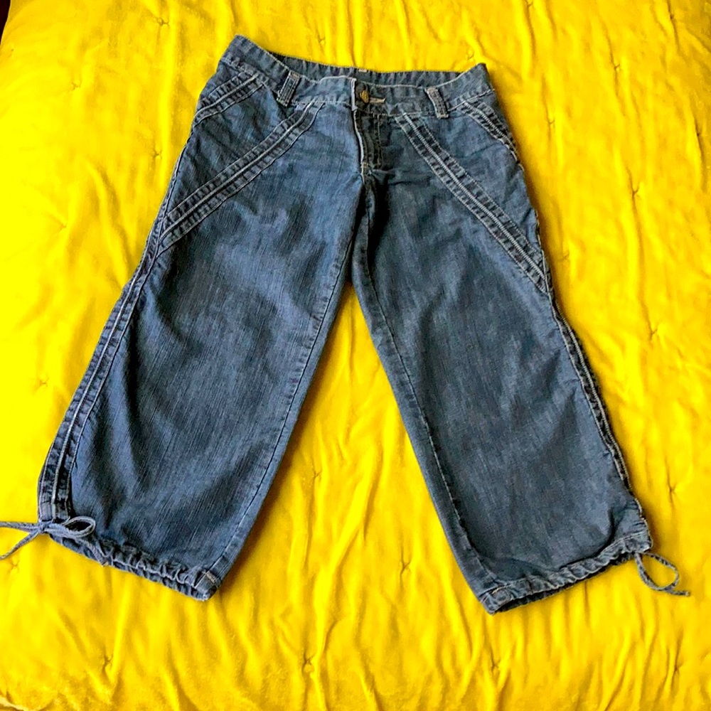 BASIC LAW Cropped Jean Shorts